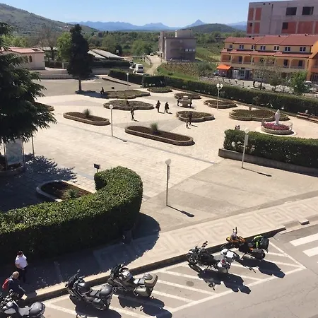 International מלון