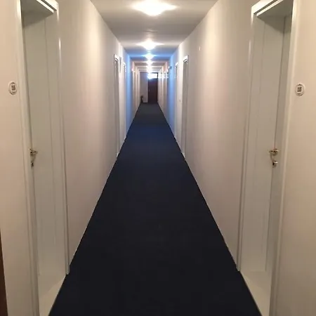 International מלון 3*