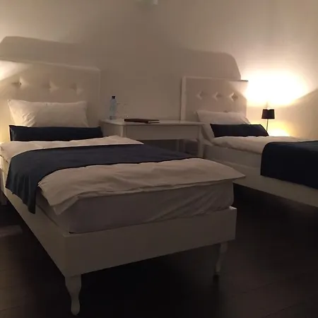 International מלון